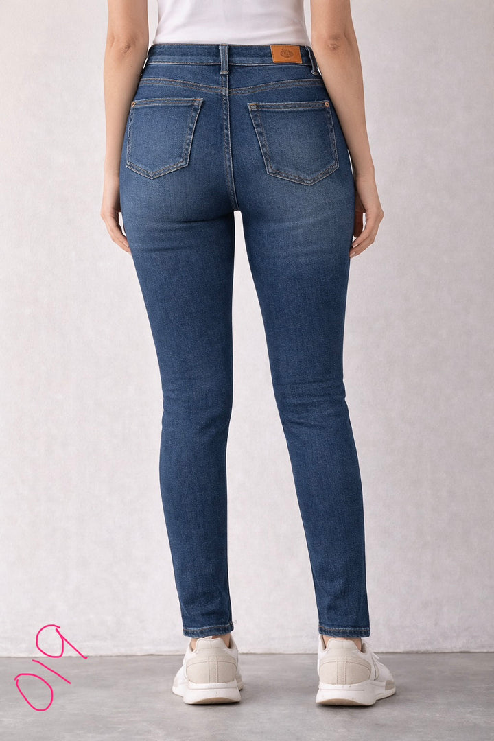 019 Ripped Skinny Beka